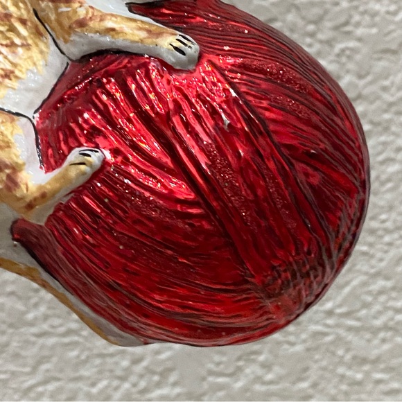 Vintage Gold Cat Playing Red Ball of Yarn Hand Blown Glass Christmas Ornament - Picture 11 of 12